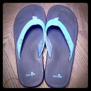 Girls Sanuk flip flops